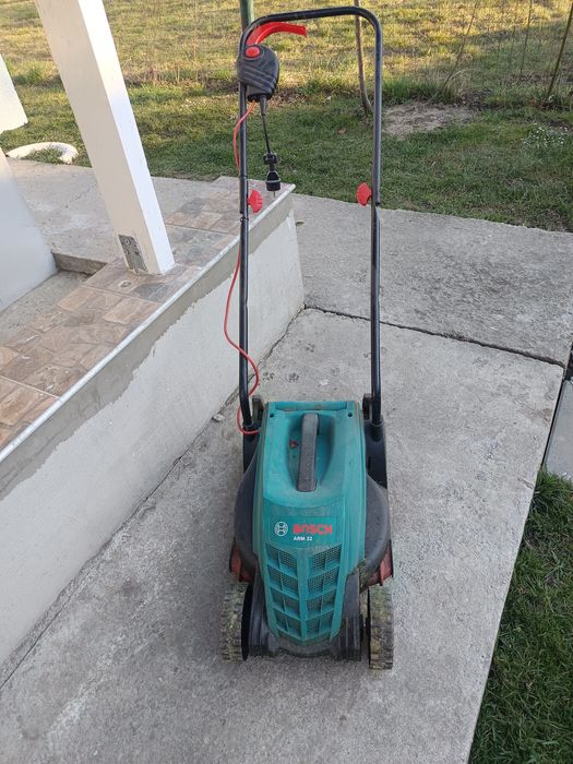 Vând mașină electrică de tuns gazon-iarba bosch