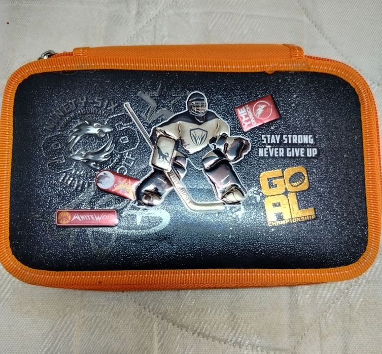 Продаются пеналы , блокноты