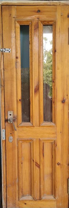 1ta eshik va 3ta deraza sotiladi.