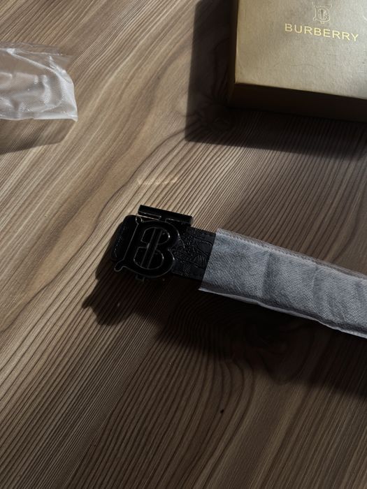 curea burberry cu 2 fețe