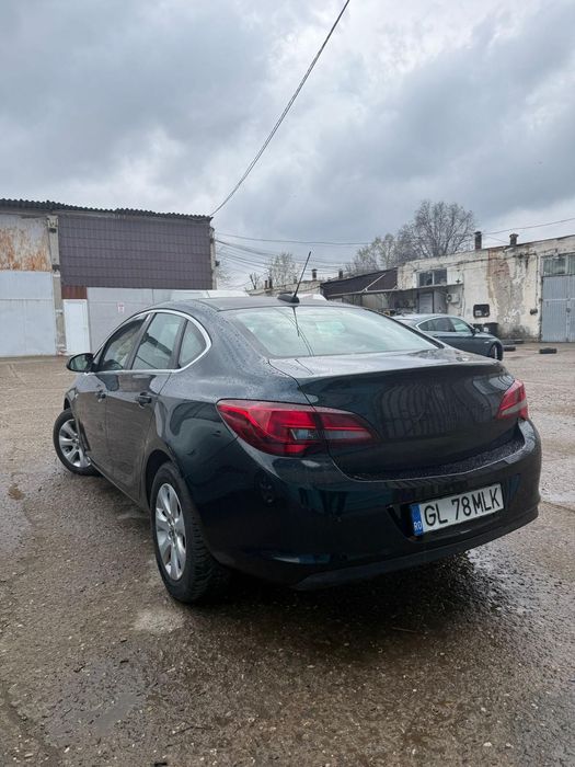 Vând opel astra j stare bună