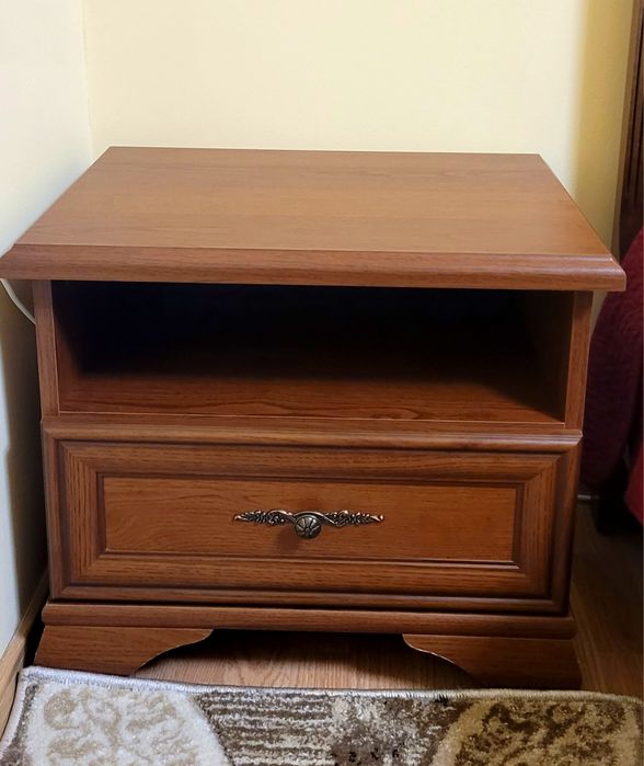 Pat dormitor din lemn masiv plus saltea si 2 noptiere