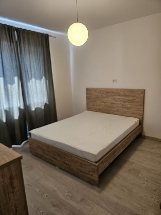 Închiriez apartament 3 camere cu terasa și curte