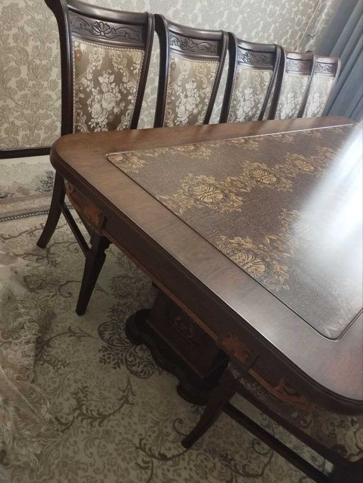 Mehmonxona uchun yong'oq daraxtidan yasalgan stol-stul to'plami