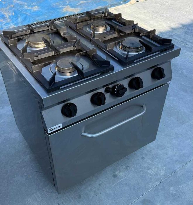 Aragaz / Mașină de Gătit Profesională CASTA cu 4 Arzătoare și Cuptor – Aproape Nou