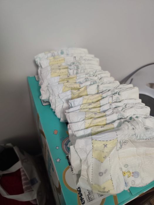 Vand 243 buc pampers premium care nr 2