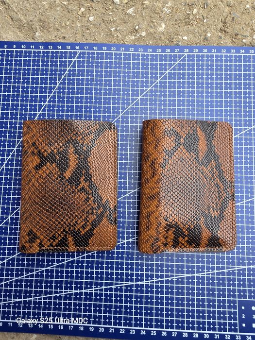 Vând două portofele handmade din piele naturala de vițel cu amprenta d