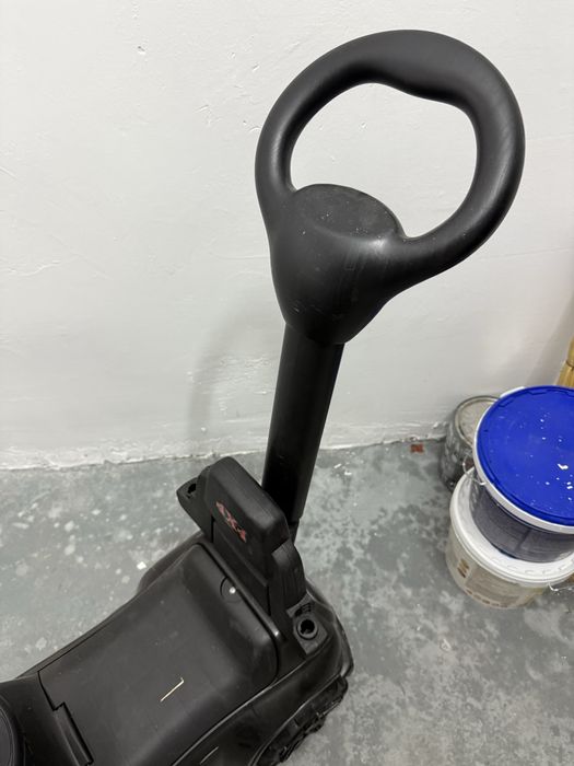 Продам музыкальную каталку машинку