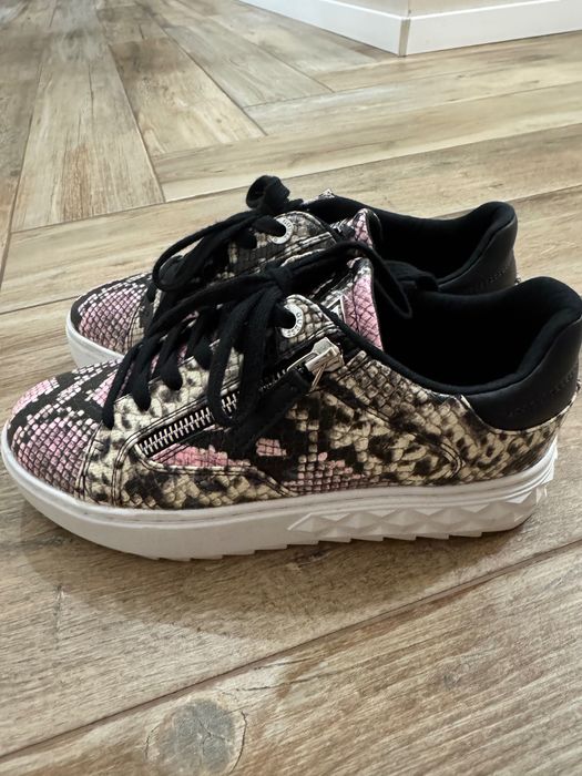 Чисто Нови обувки GUESS