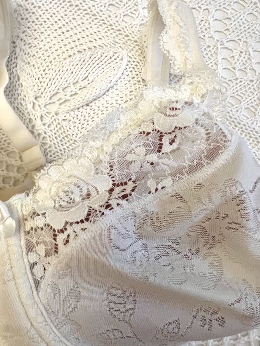 Сутиени, бански, безшевно бельо