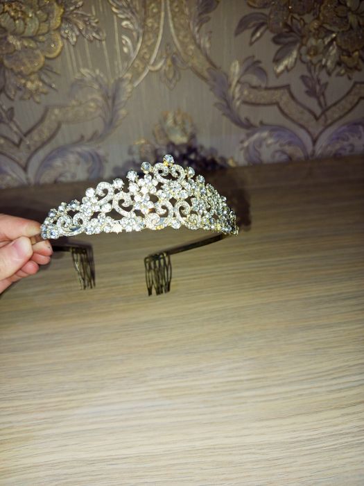 Kumush rang diadema toj