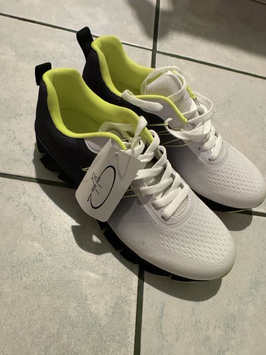 Pantofi sport barbati – marimea 43, talpa speciala, noi