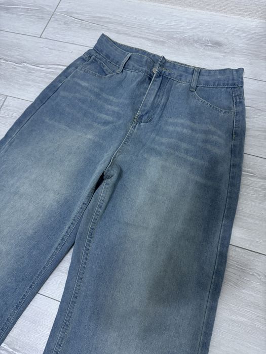 Женская одежда рубашка и джинсы