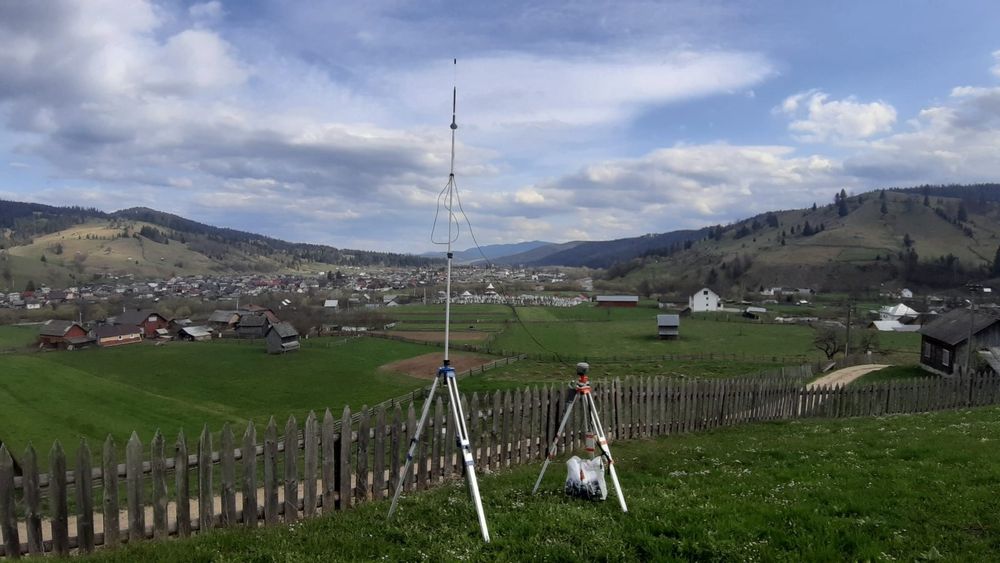 De vânzare echipament radio UHF (modem+cabluri+trepied pentru modem si antena)