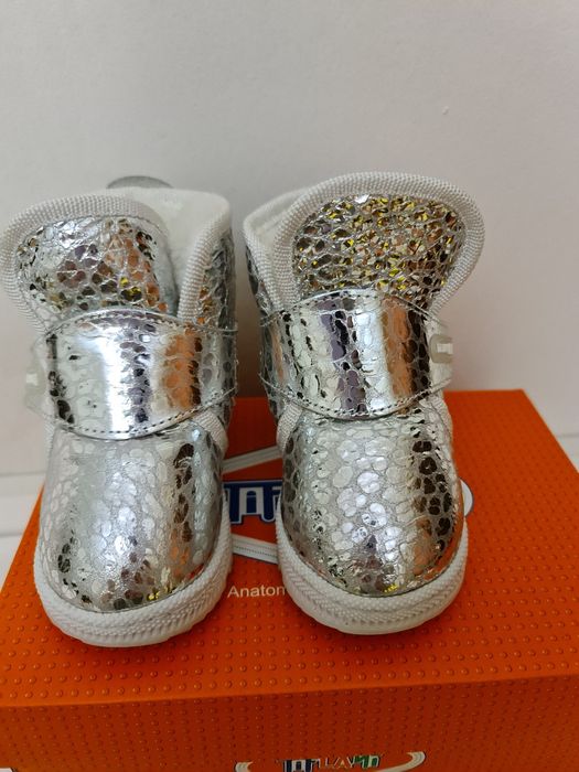 Зимние угги для девочки.