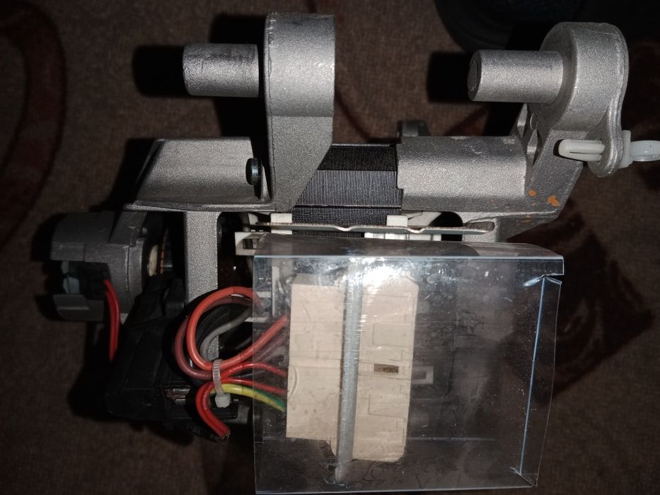 Продам  двигатель от машинки стиральной