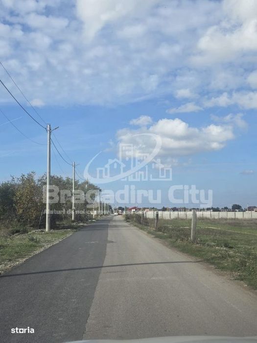 Teren intre case gaz si curent pe teren