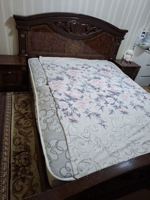 Кровать и 2 тумбочки