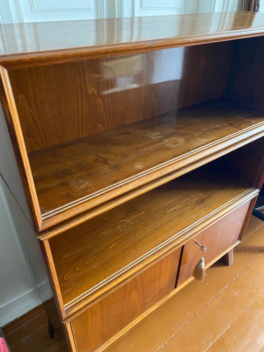 Румынский книжный стеллаж