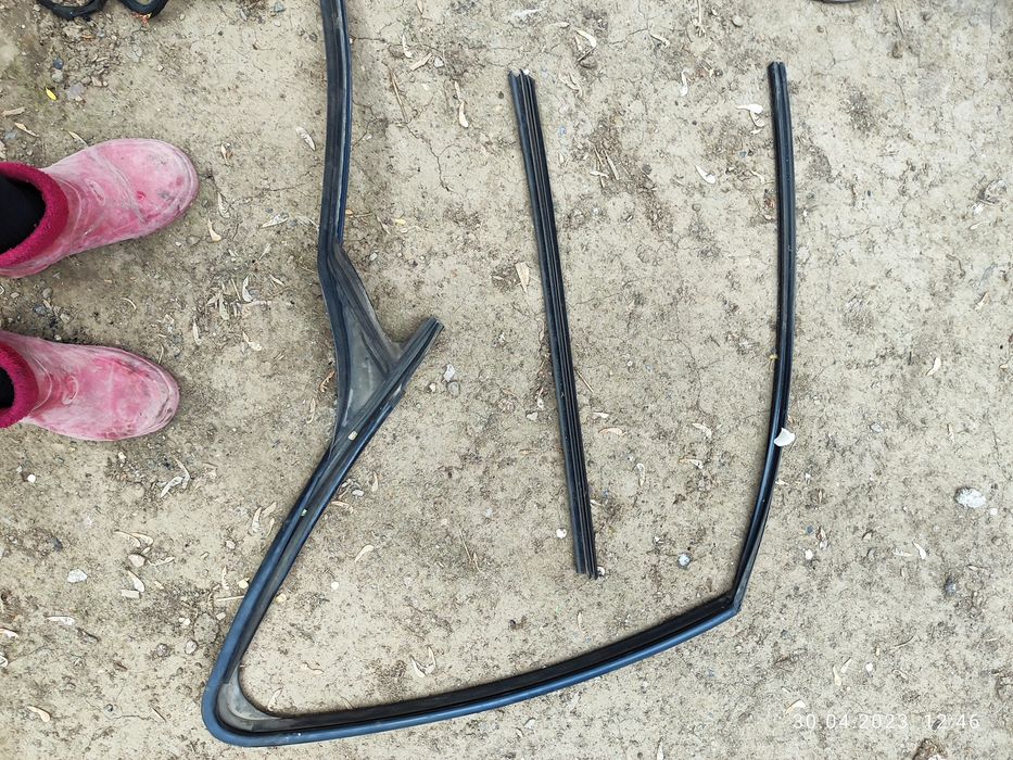 Продам стекло Пежо Партнёр 2014год