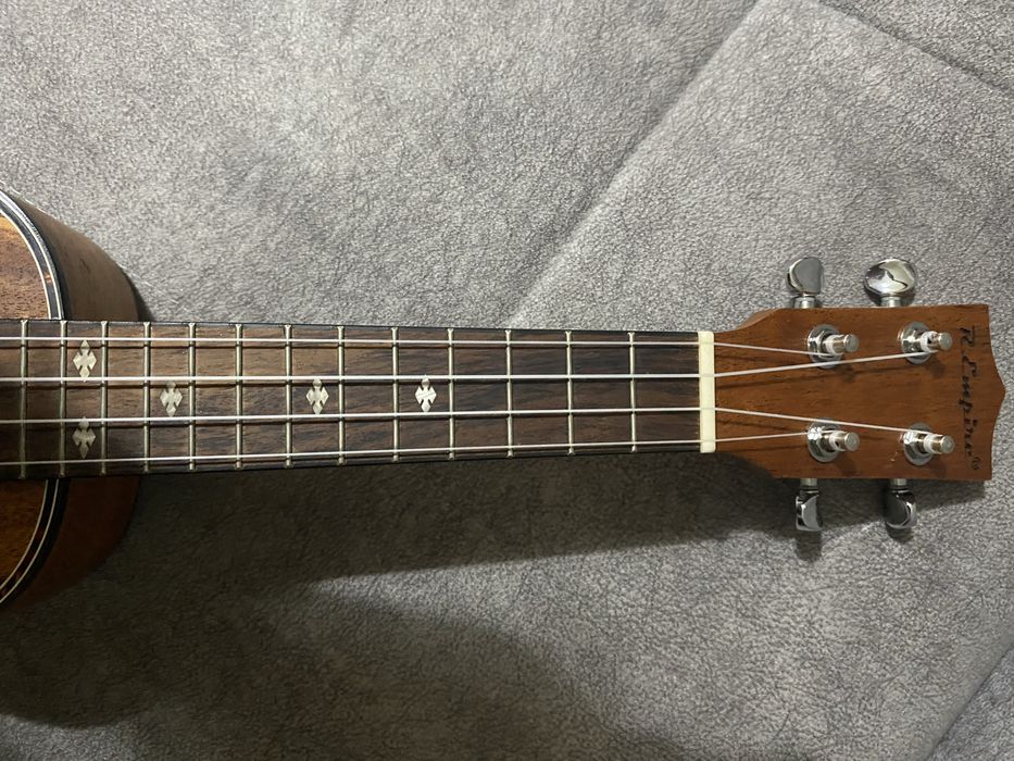 Продам укулеле .