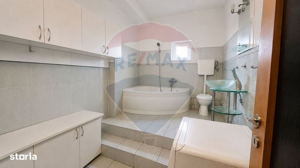 Apartament cu 3 camere de vânzare în zona Rogerius