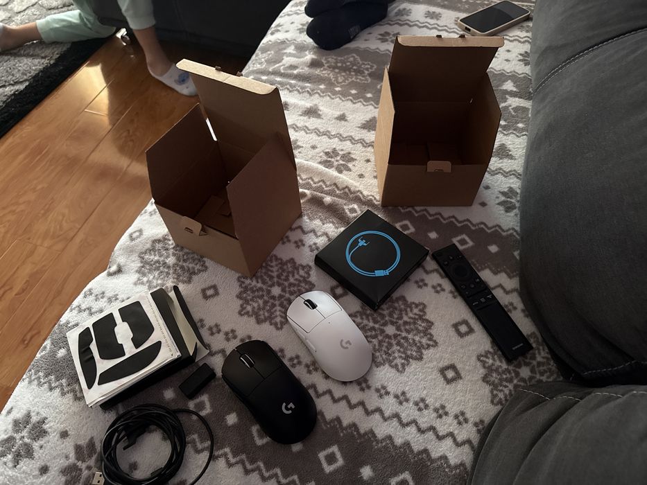 Mouse Gaming Logitech Pro X Superlight negru si alb