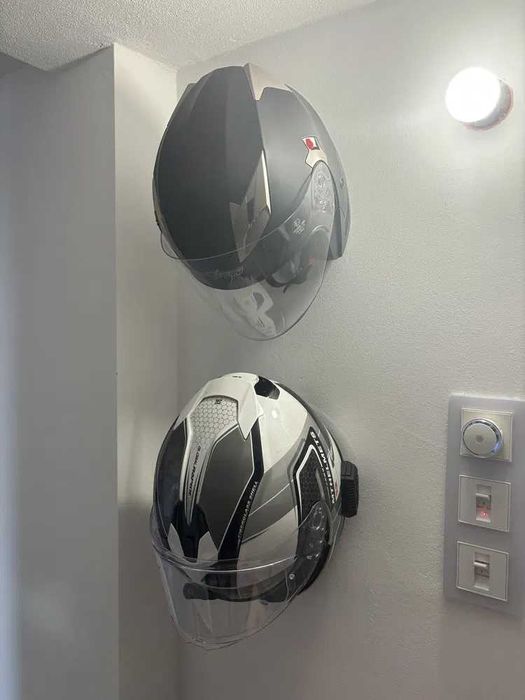 3D принтирана стенна закачалка за мото каска – различни цветове