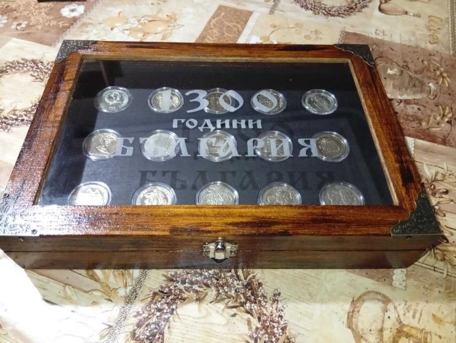 дървена кутия с лот монети 1300 години България