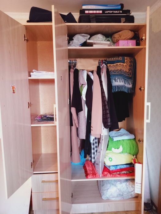 Шкаф для одежды , очень вместительный