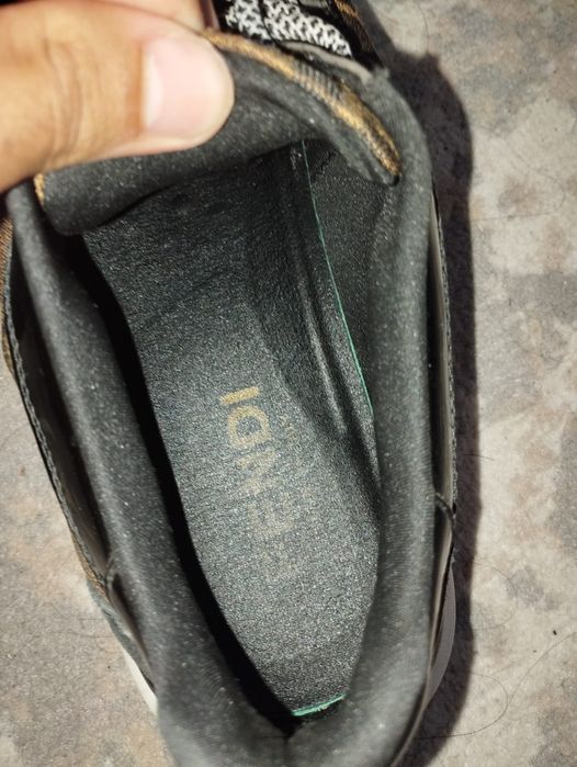 Продам кроссовки Fendi