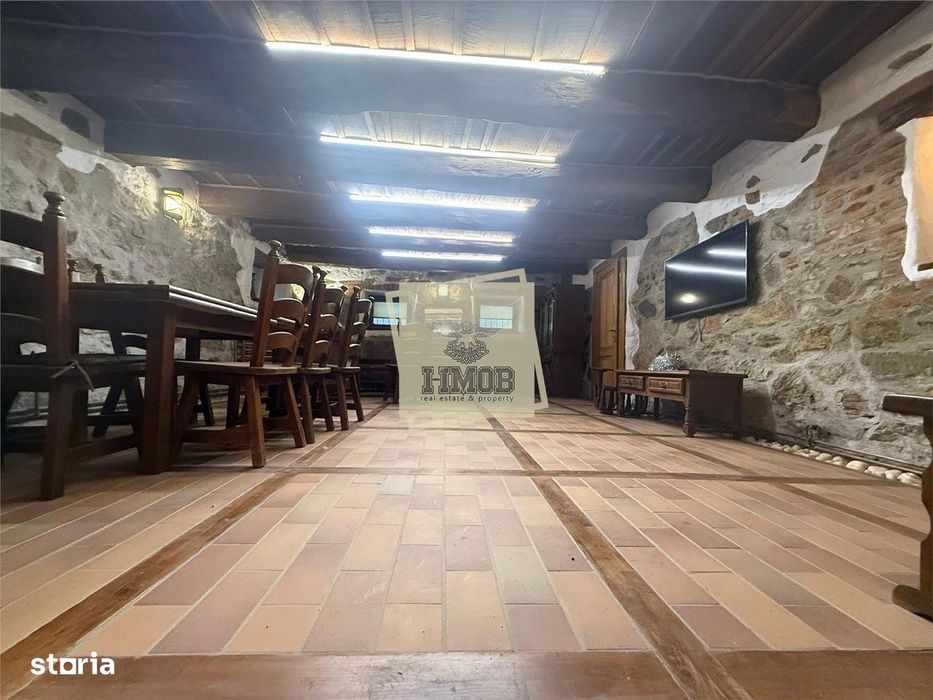 Casa ultracentrala complet renovata 6 camere 3 bai Cisnadioara
