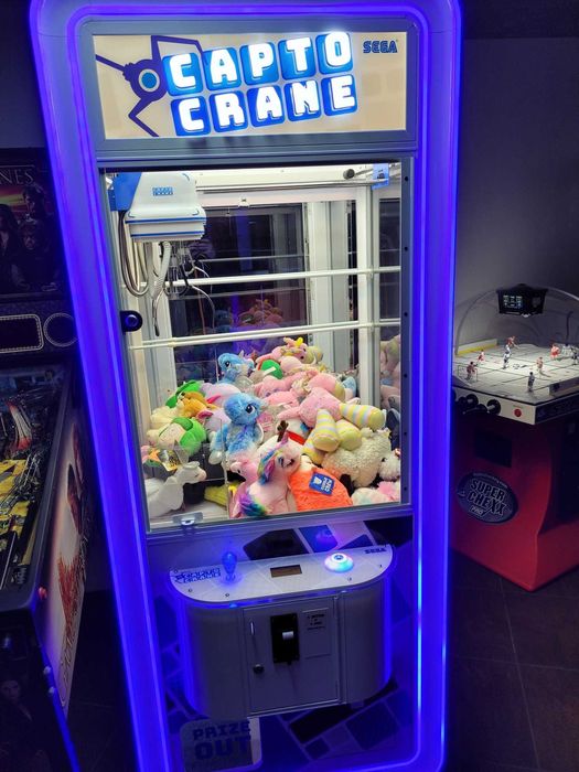 Vând joc distractiv - automat tip „claw machine”
