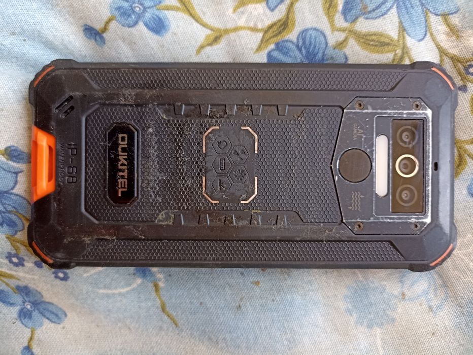 Telefon militar ,rezistent la șocuri ,praf ,ploaie ,cu baterie uriașă