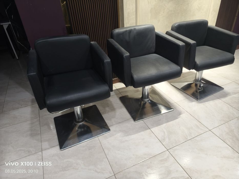 Парикмахерская кресло в отличном состояние