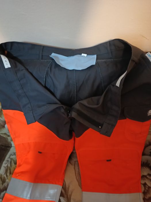 Vând pantaloni de lucru mărimea 66