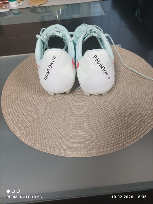 Продават се футболни обувки