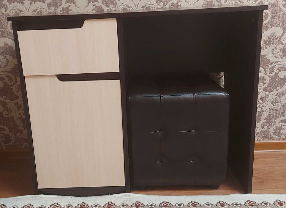 Туалетный столик и пуфик