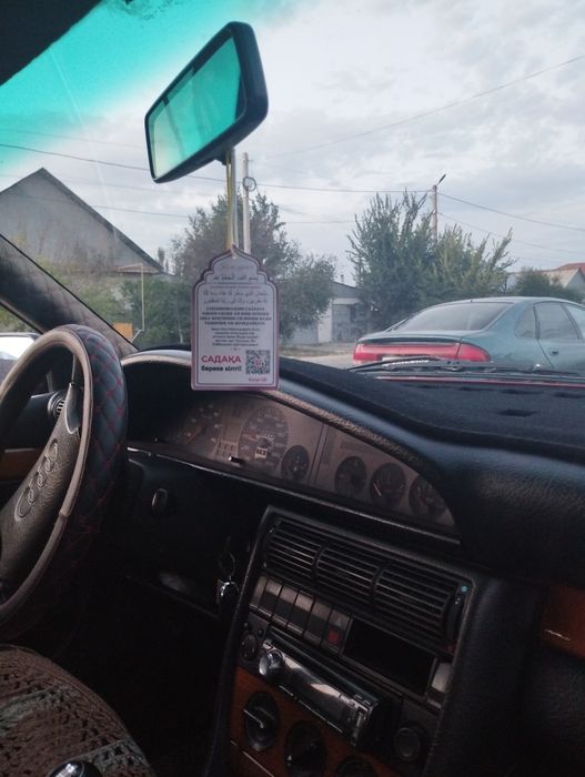 Ауди (100) 2.3  қызыл