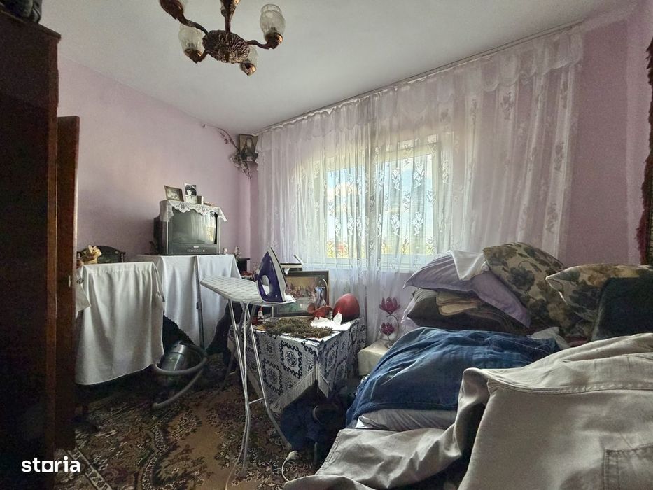 Apartament 2 camere, semidecomandat, etaj 3, zona Dambovita