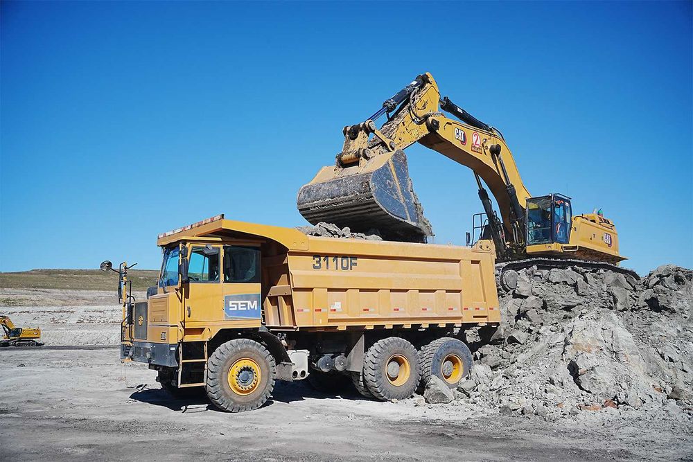 Карьерный самосвал CATERPILLAR SEM [3110F] (75т)