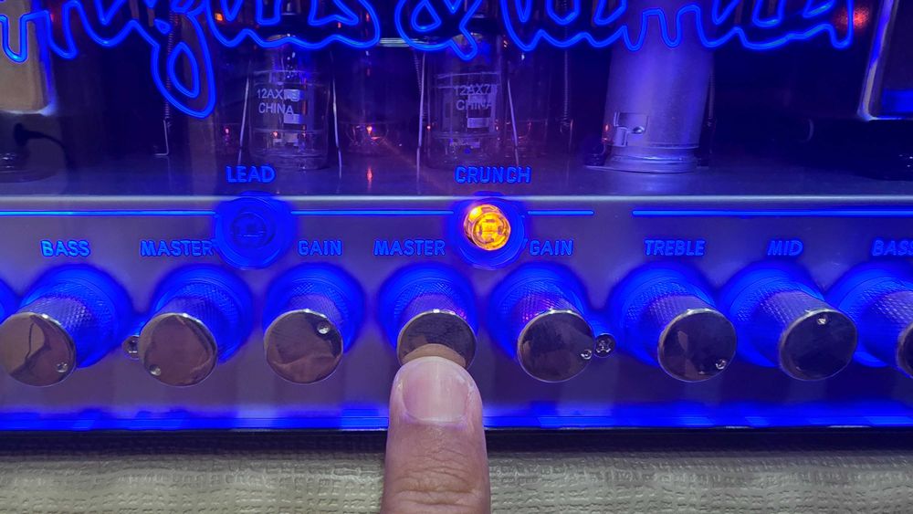 Hughes and Kettner Tubemeister 36 лампов усилвател за китара с лека неизправност