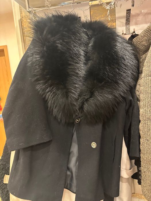 Дамско късо манто с яка от лисица