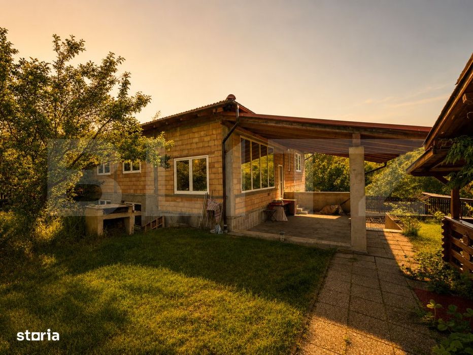 Casa la rosu de vanzare, zona Livezeni