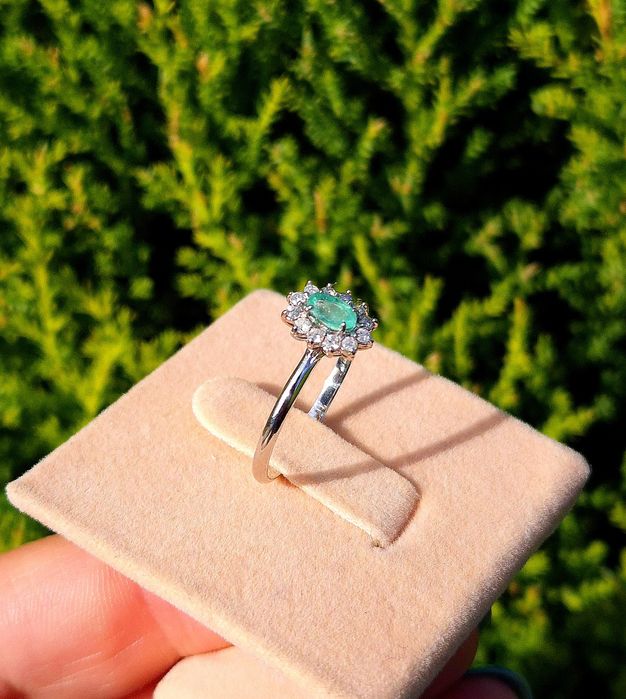 Inel din aur de 18k cu smarald și diamante naturale