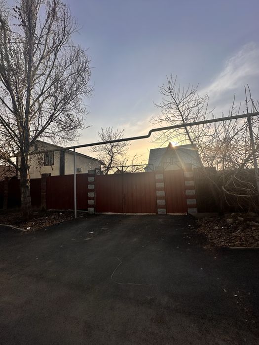 Дом  с большим двором