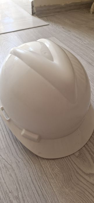 Каска белая новая