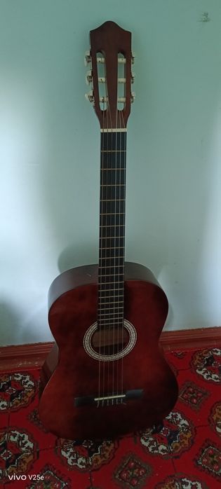 Classic gitara, razmeri 40
Sifatli, xolati a'lo darajada