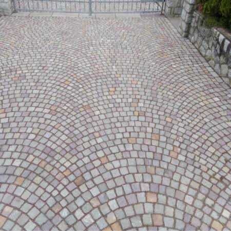 Amenajare Curte cu Piatră Cubică – Rezistență Maximă la Mare Tonaj