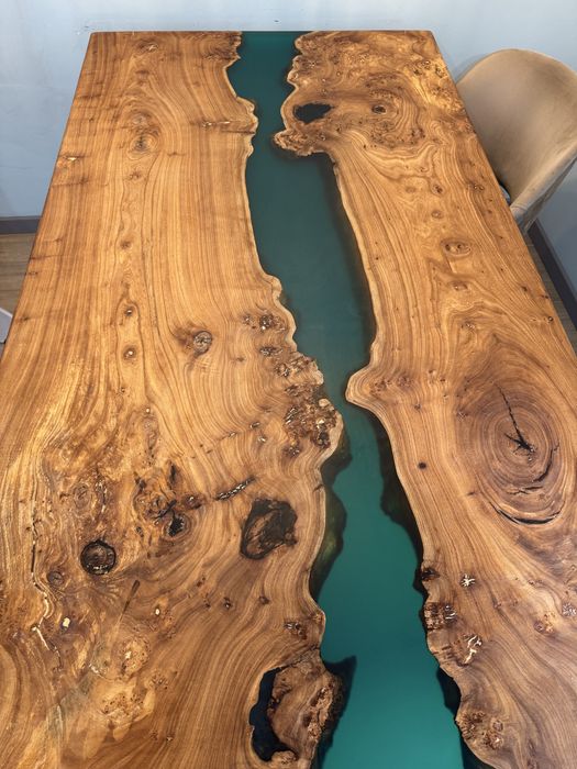 Продам стол. Натуральное дерево.